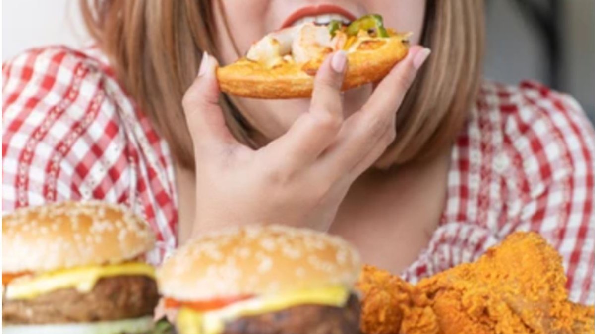 Mujer comiendo en exceso