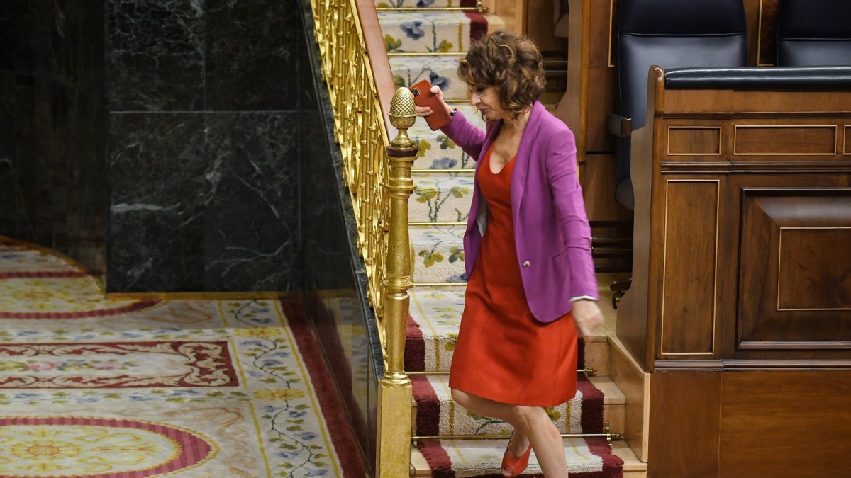 La vicepresidenta primera y ministra de Hacienda, María Jesús Montero, a su salida de la sesión plenaria de este martes