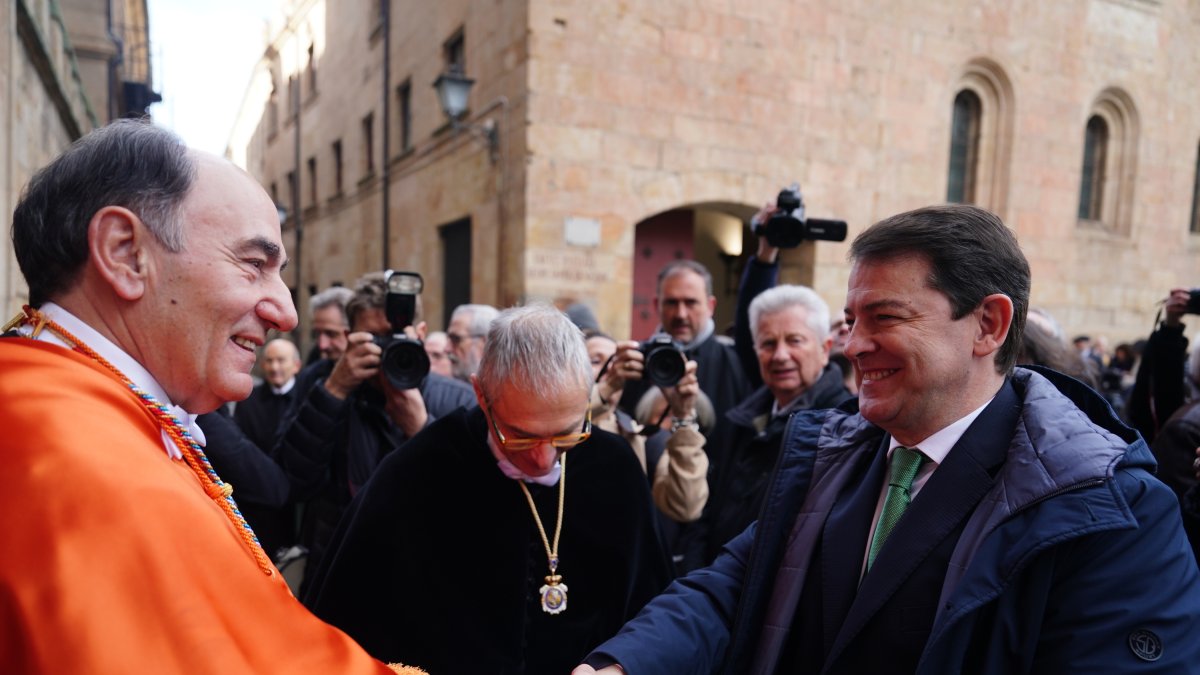 El presidente del Consejo Social de la Universidad de Salamanca, Ignacio Sánchez Galán (i), junto al presidente de la Junta de Castilla y León, Alfonso Fernández Mañueco (d), a su llegada al acto de investidura como Doctor Honoris Causa de la USAL, a título póstumo, a Miguel de Unamuno, en el paraninfo de la USAL, a 6 de marzo de 2024, en Salamanca, Castilla y León (España). La Universidad de Salamanca (USAL) ha nombrado a Miguel de Unamuno como Doctor Honoris Causa, doctorado que le ha concedido a título póstumo. Con este acto la institución académica reconoce a quien fuera rector del Estudio salmantino durante casi 20 años en tres periodos distintos entre 1900 y 1936.
06 MARZO 2024;USAL;DOCTOR;DOCTORADO;LITERATURA;ESCRITOR;CULTURA;UNIVERSIDAD;ESTUDIOS
Manuel Laya / Europa Press
(Foto de ARCHIVO)
06/3/2024