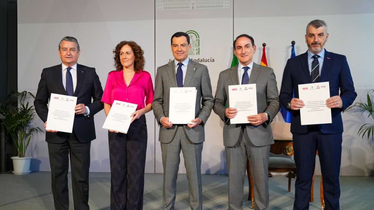 El presidente de la Junta, Juanma Moren junto Javier González de Lara (CEA), Nuria López (CCOO), Óskar Martín.(UGT) y el consejero de la Presidencia, Antonio Sanz, en el palacio de San Telmo.