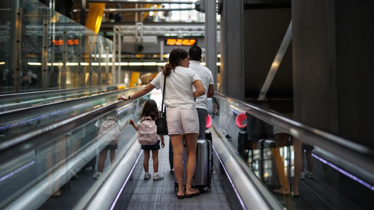 Varios viajeros en el Aeropuerto de Madrid Barajas