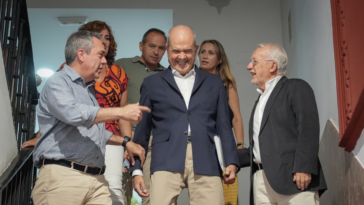 El expresidente de la Junta de Andalucía, Manuel Chaves con Juan Espadas y otros dirigentes del PSOE en la sede de Sevilla.