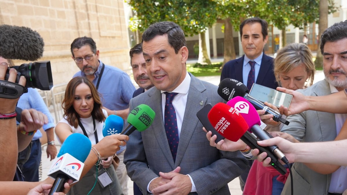 El presidente de la Junta de Andalucía, Juanma Moreno, atiende a los medios en el Parlamento andaluz.
FRANCISCO J. OLMO/EUROPA PRESS
11/7/2024