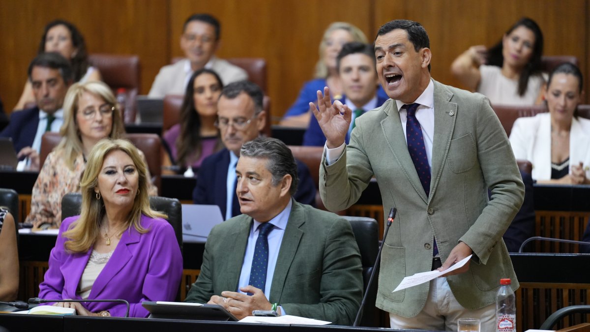 El presidente de la Junta de Andalucía, Juanma Moreno, en el pleno del Parlamento.