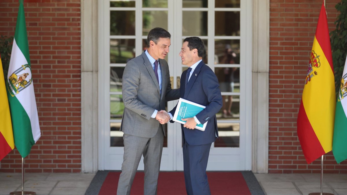 Imagen del presidente del Gobierno, Pedro Sánchez, y el de la Junta de Andalucía, Juanma Moreno, en La Moncloa el 28 de julio de 2022.