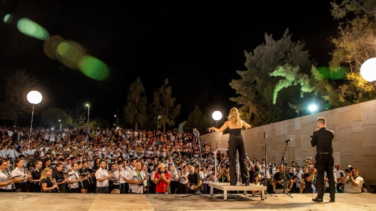 María Asensi, dirigiendo la pieza musical.