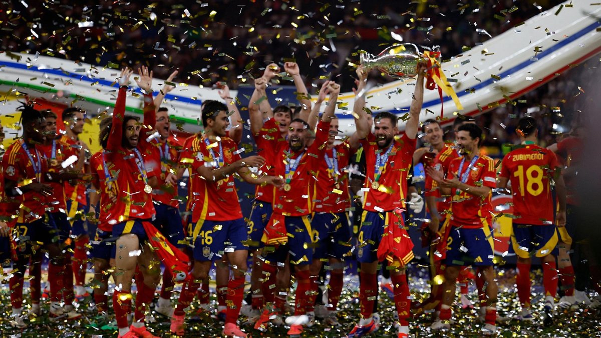 Los jugadores de la Selección celebran el triunfo en la Eurocopa.