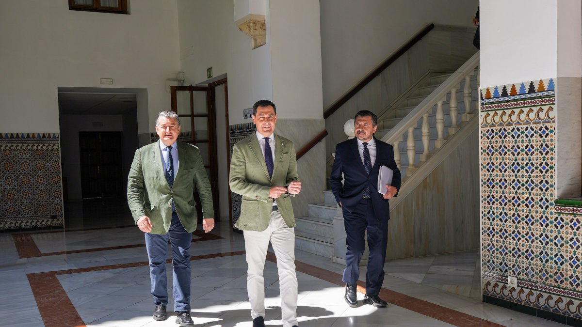 El presidente de la junta de Andalucía, Juanma Moreno, con el consejero de presidencia, Antonio Sanz, y el portavoz del PP-A Toni Martín.