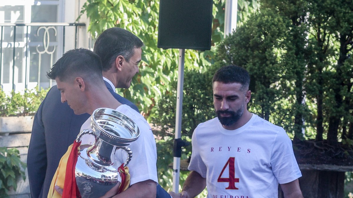 El presidente del Gobierno Pedro Sánchez saludo al futbolista Daniel Carvajal