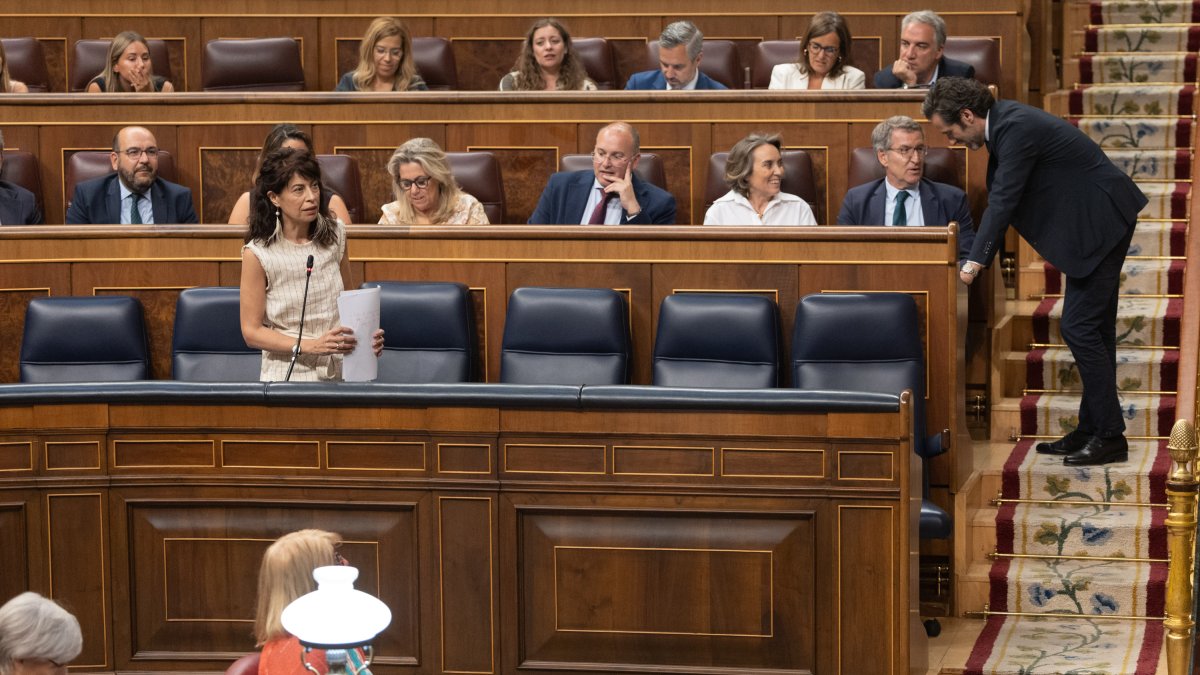 La ministra de Igualdad, Ana Redondo, interviene durante una sesión plenaria extraordinaria, en el Congreso de los Diputados, a 23 de julio de 2024, en Madrid (España). El Pleno del Congreso elige hoy, 23 de julio, a los diez nuevos vocales del Consejo General del Poder Judicial (CGPJ) que corresponden a la Cámara Baja --seis de origen judicial y cuatro juristas de reconocido prestigio– designados por votación en urna y aprueba la reforma judicial pactada también por el PSOE y el PP en el marco de su acuerdo para renovar el órgano de gobierno de los jueces, que está en funciones desde diciembre de 2018 cuando caducó su mandato. Otros temas a debatir en el pleno es la reforma de la ley de Extranjería y del límite de gasto no financiero, conocido como ‘techo de gasto’.
Eduardo Parra / Europa Press
23/7/2024