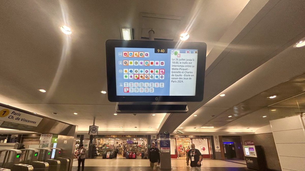 Imagen de uno de los paneles de la estación de La Defense en París