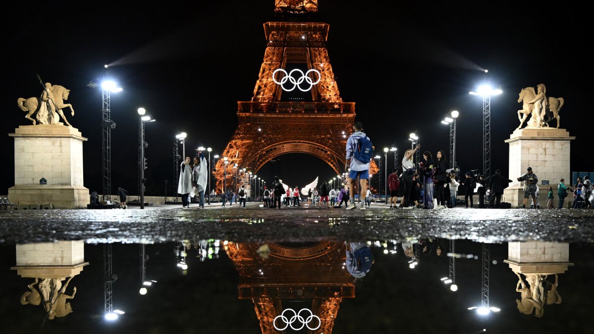 La Torre Eiffel, iluminada con los aros olímpicos