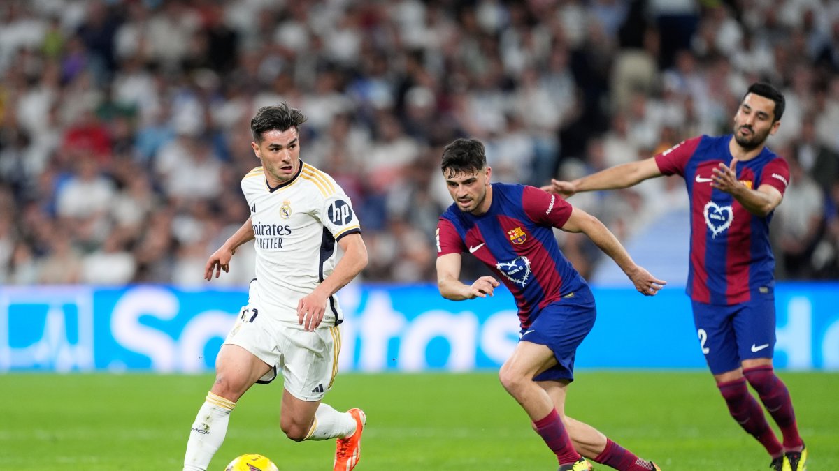 Brahim y Pedri luchan por un balón en un Clásico.