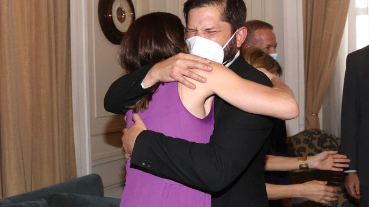 Gabriel Boric abraza a Irene Montero