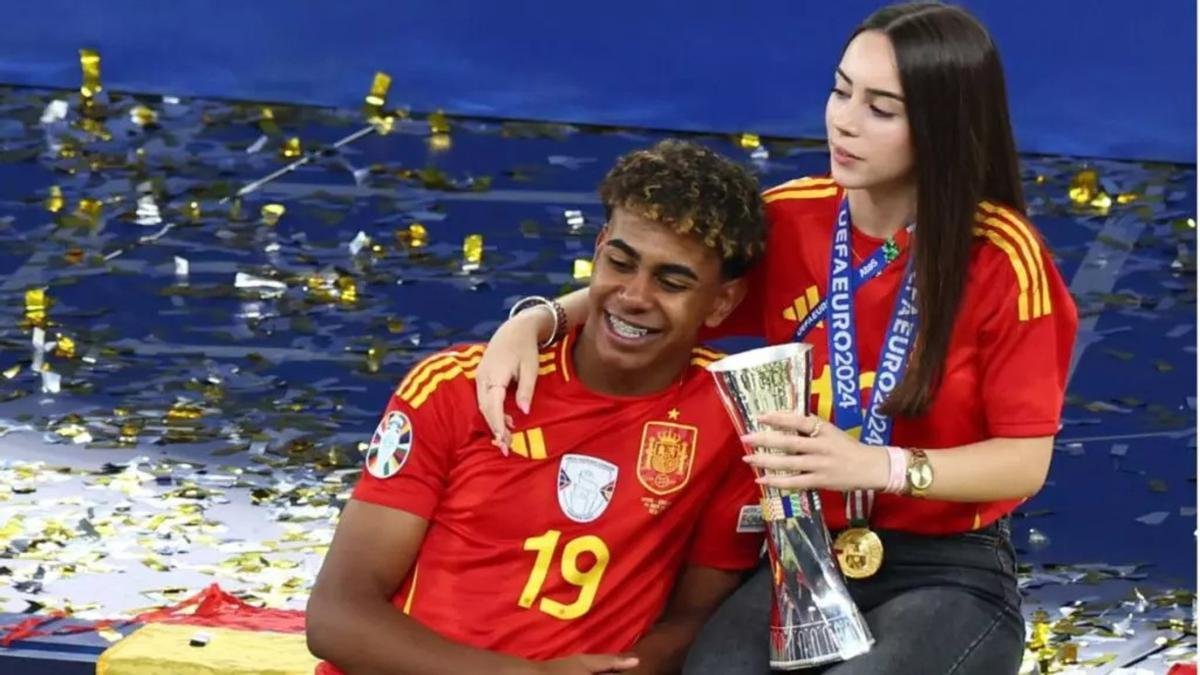 Yamal y su novia, en la final de la Eurocopa.