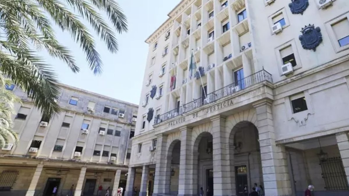 Fachada principal de la Audiencia Provincial de Sevilla.