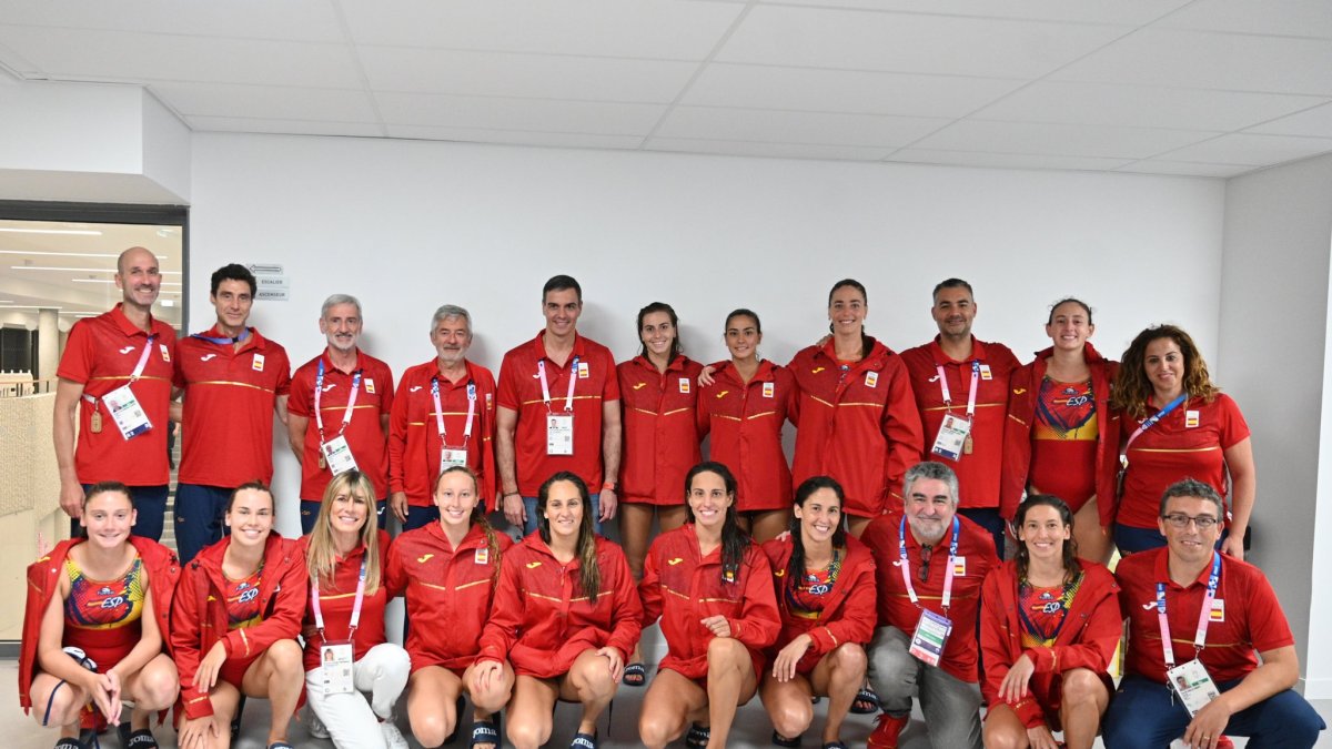 Pedro Sánchez y Begoña Gómez, posando con algunos de los deportistas españoles en París.