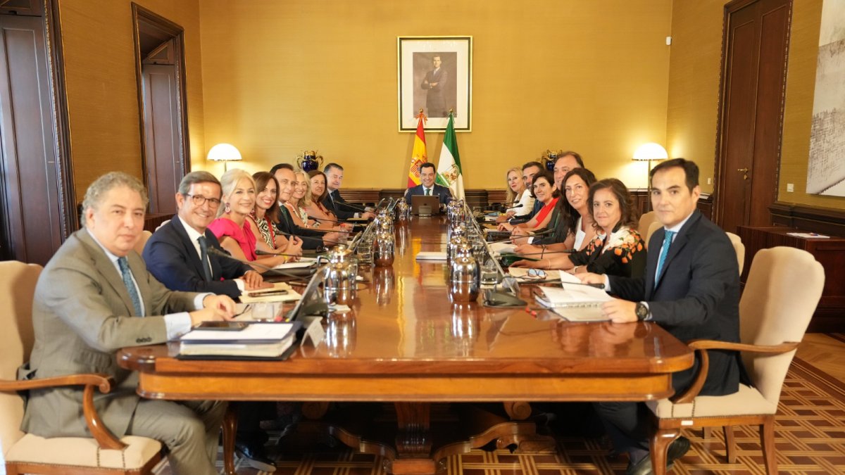 El presidente de la Junta y los consejeros durante el Consejo de Gobierno en San Telmo, Sevilla.