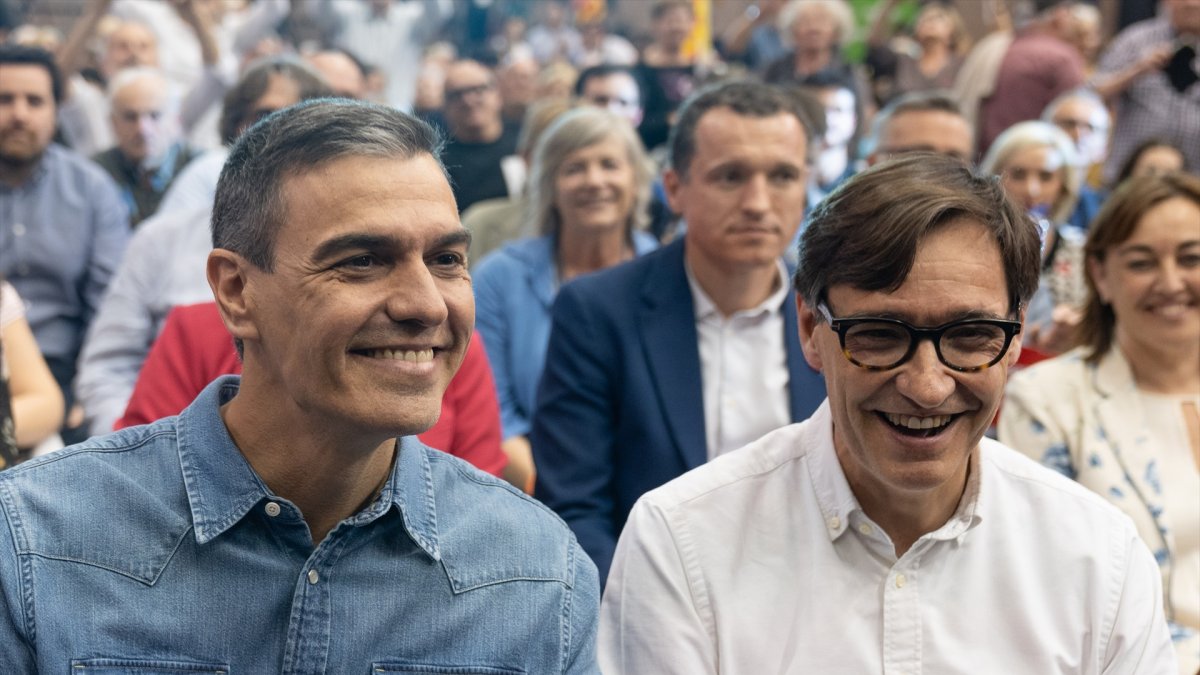 El presidente del Gobierno, Pedro Sánchez, junto al socialista Salvador Illa.