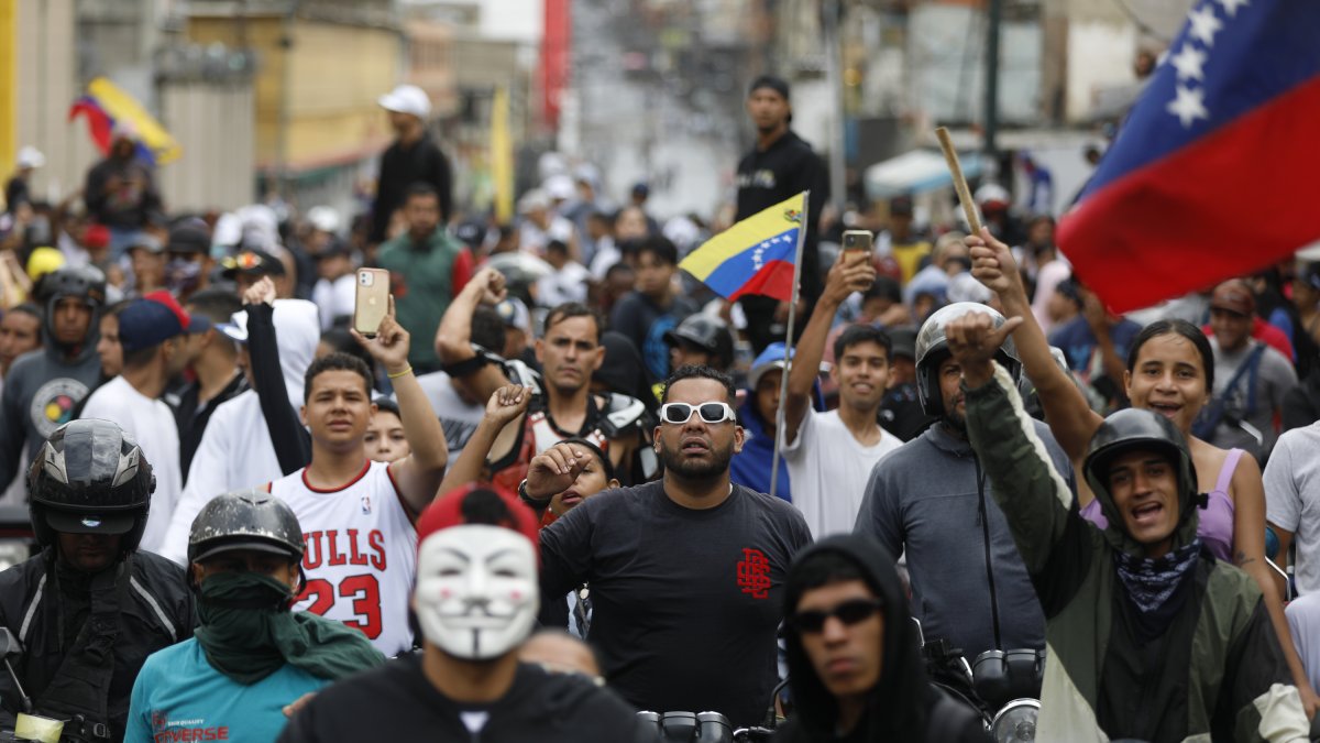 Protestas antigubernamentales en las calles de Caracas después de las elecciones del domingo.