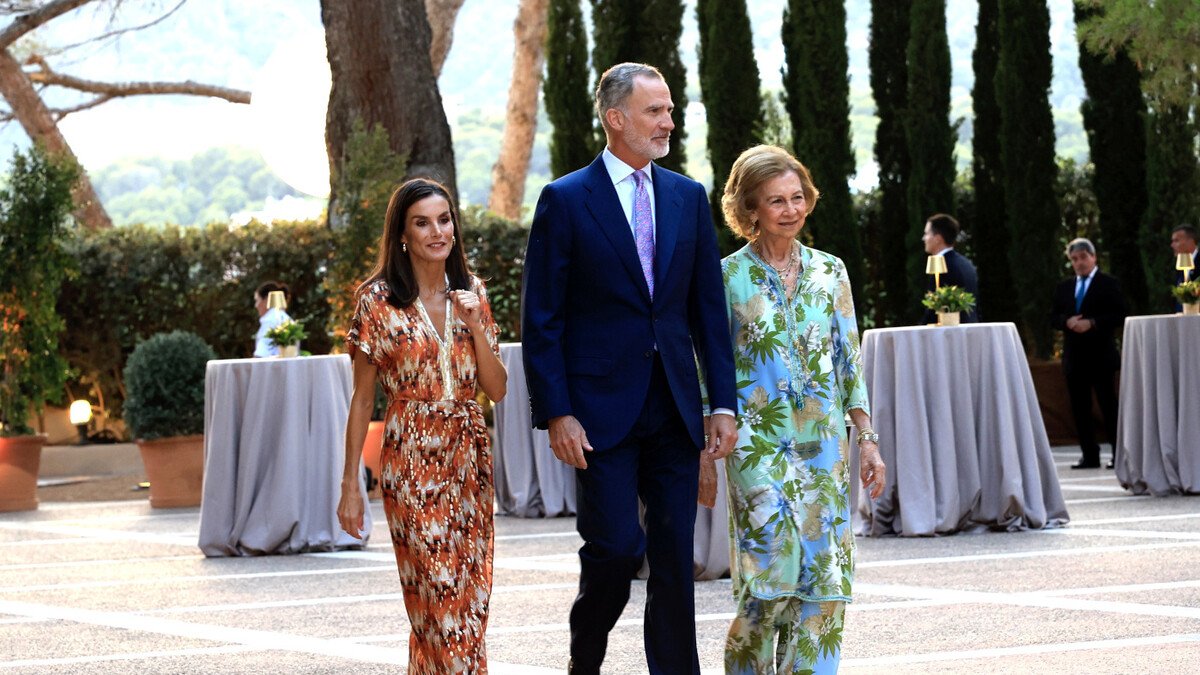 La Reina Letizia, el Rey Felipe y la Reina Sofía, este lunes en Palma.