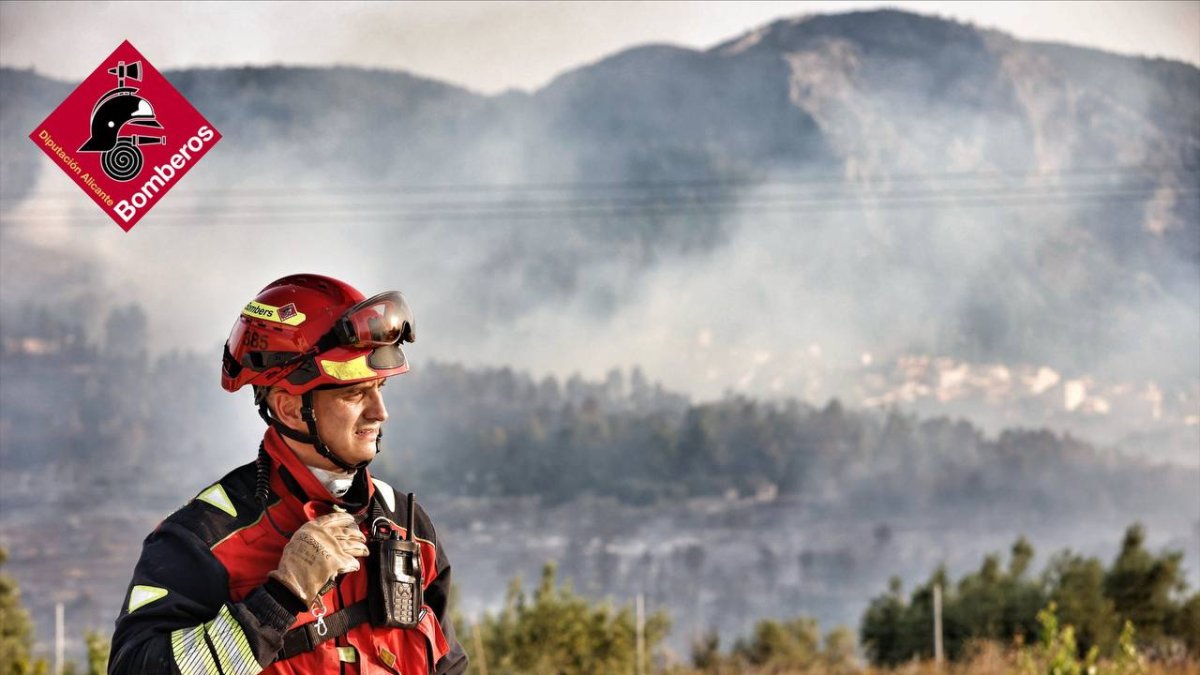 Bombero en el incendio de Benasau