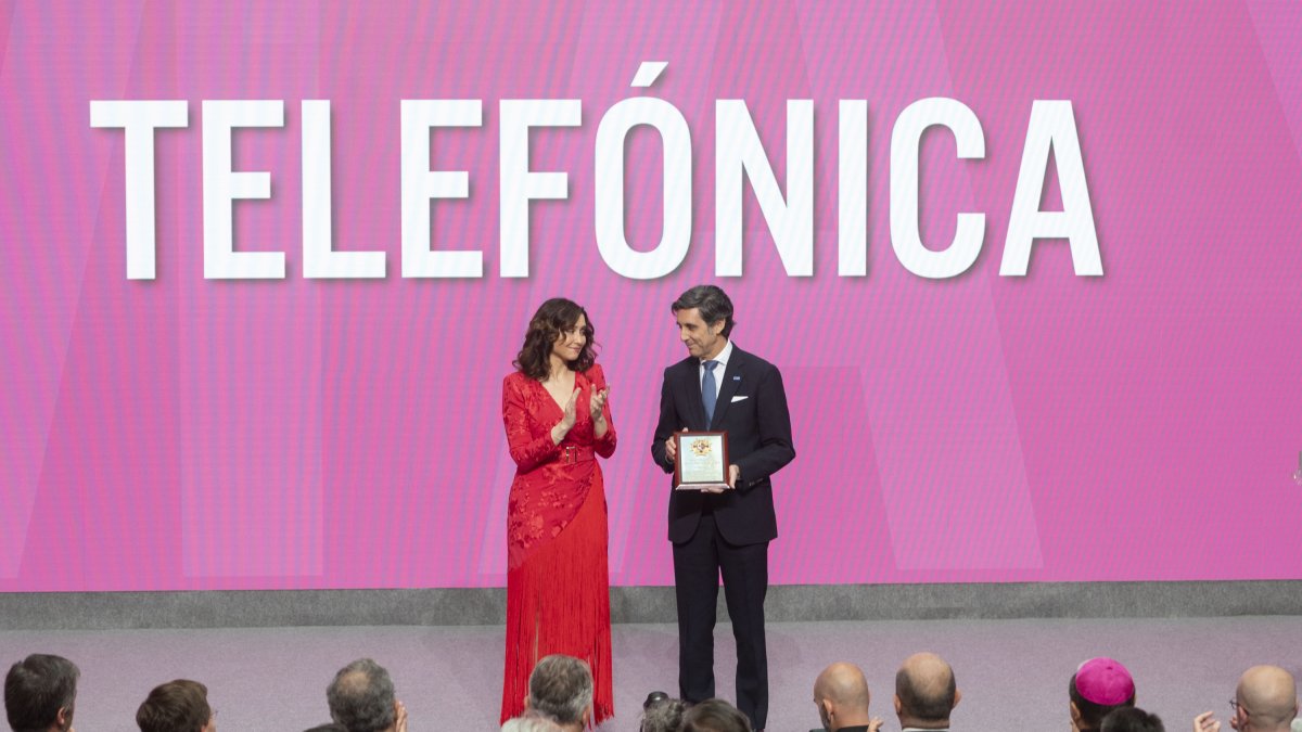 La presidenta de la comunidad de Madrid, Isabel Díaz Ayuso, entrega la distinción al presidente ejecutivo de Telefónica, José María Álvarez-Pallete, durante la entrega de Grandes Cruces de la Orden del Dos de Mayo, en la Real Casa de Correos, a 2 de mayo de 2024, en Madrid (España). El Consejo de Gobierno de la Comunidad de Madrid aprobó el pasado 24 de abril la concesión de la Gran Cruz de la Orden del Dos de Mayo a 15 personalidades, instituciones y entidades sociales como reconocimiento por los servicios prestados a la sociedad. La ceremonia de entrega ha tenido lugar en la Real Casa de Correos, sede del Gobierno regional, durante el acto institucional del Día de la Comunidad de Madrid, el 2 de mayo.
02 MAYO 2024;MADRID;RECONOCIMIENTO GRANDES CRUCES;TRAYECTORIAS PROFESIONALES;2 DE MAYO
Alberto Ortega / Europa Press
(Foto de ARCHIVO)
02/5/2024