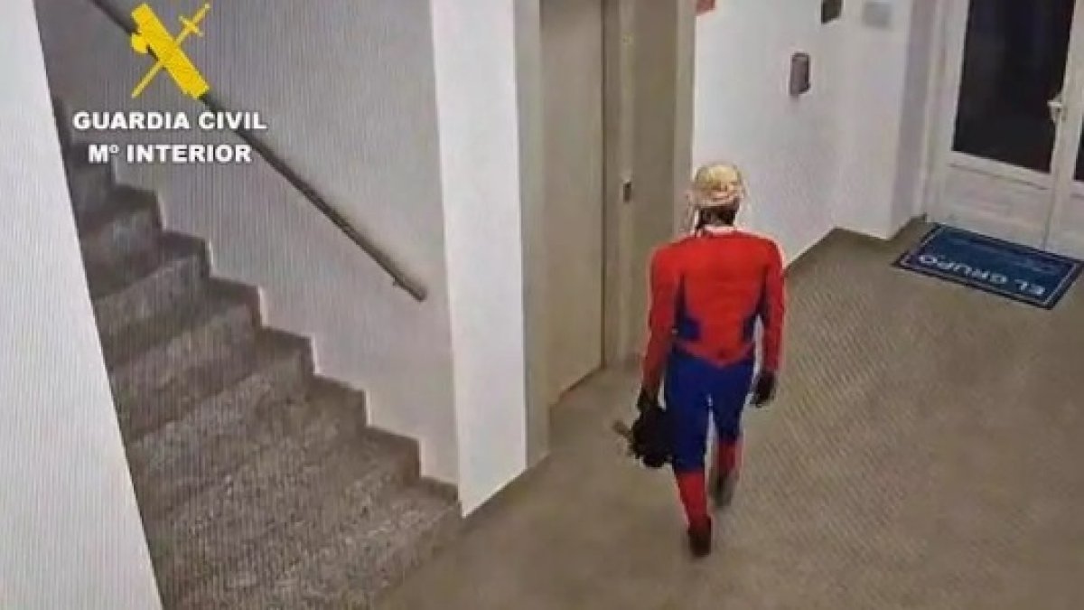 Imagen de las cámaras de seguridad que captaron al ladrón disfrazado de Spiderman.