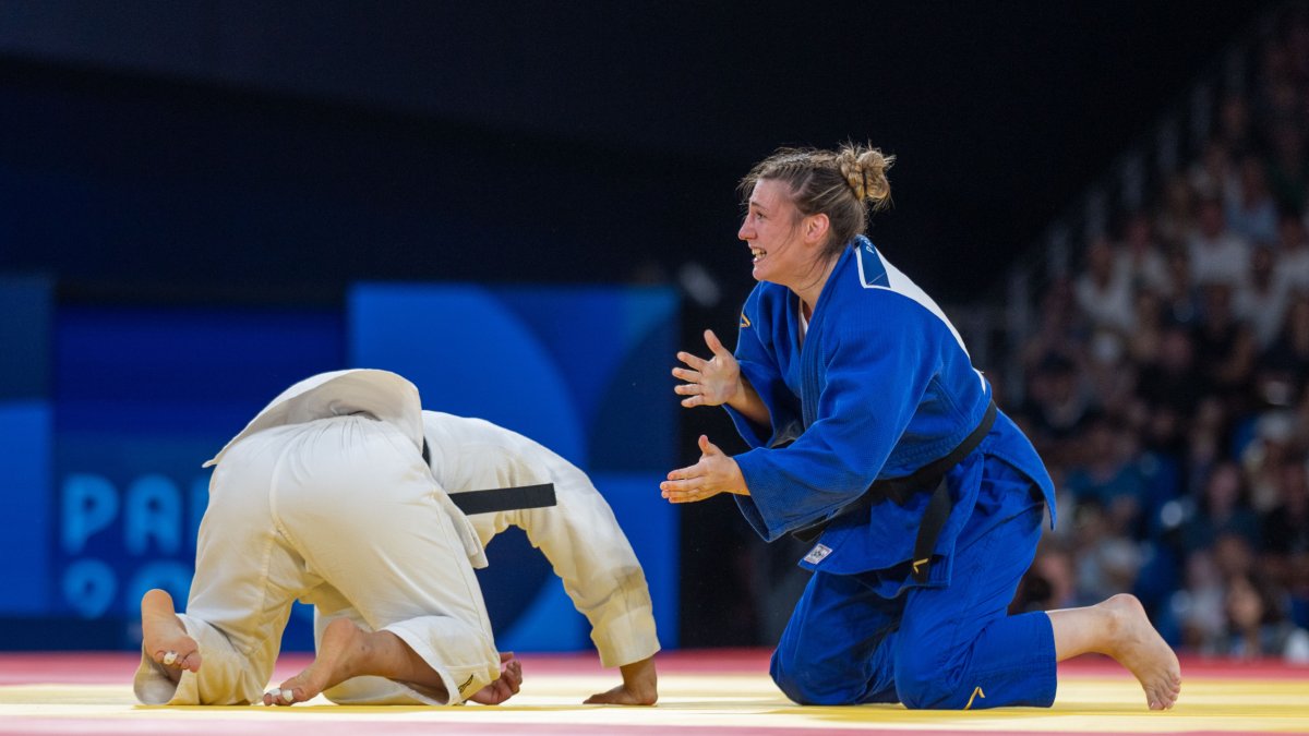 Michaela Polleres (de azul) celebra su bronce ganado a la española Ai Tsunoda Roustant