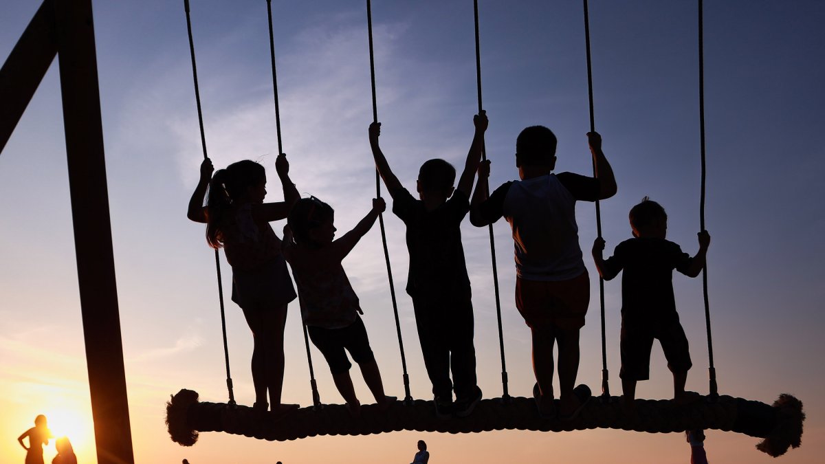 Niños disfrutando en la playa y por tanto dejando que sus padres se puedan relajar. Photo: Artem Priakhin/SOPA Images via ZUMA Press Wire/dpa
Artem Priakhin/SOPA Images via Z / DPA
25/7/2024 ONLY FOR USE IN SPAIN