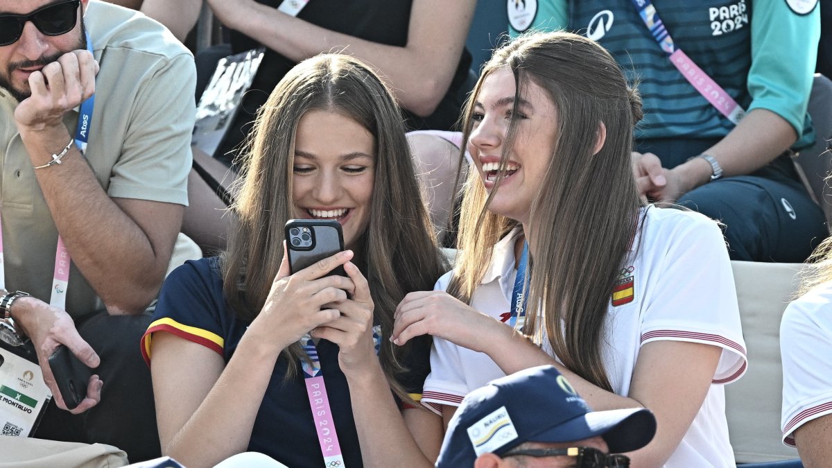 La Princesa Leonor y la Infanta Sofia bromean con su móvil en un partido de Voley Playa en los JJOO de París