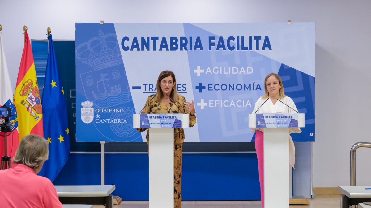 La presidenta de Cantabria, María José Sáenz de Buruaga, presenta en rueda de prensa, el anteproyecto de Ley de Simplificación de Administrativa.