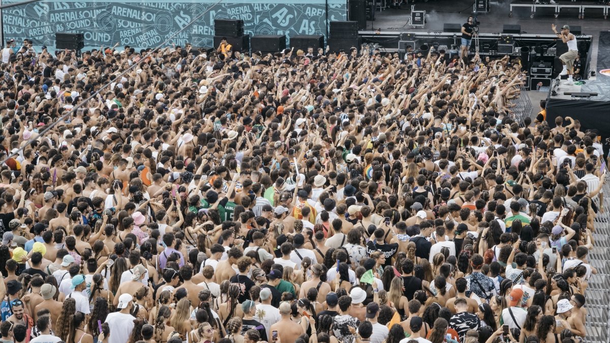 Miles de personas asisten al concierto de Fernando Costa durante la celebración del Arenal Sound Festival en la playa El Arenal, a 3 de agosto de 2023, en Burriana, Castellón. Arenal Sound