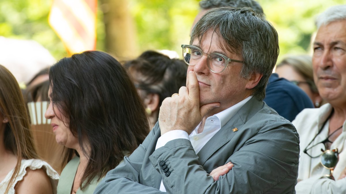 El expresidente de la Generalitat de Catalunya, Carles Puigdemont, durante el acto de celebración del cuarto aniversario de la fundación de Junts, en el Théâtre de Verdure, a 27 de julio de 2024, en Amélie-les-Bains-Palalda (Francia). Junts per Catalunya celebra su cuarto aniversario con este acto, en el que la formación arropa al expresidente catalán Carles Puigdemont, a quien no se le ha aplicado todavía la ley de amnistía. La celebración coincide con el tramo final de las negociaciones entre el PSC y ERC para facilitar la investidura de Salvador Illa como presidente de la Generalitat de Catalunya.
27 JULIO 2024;JUNTS;AMNISTÍA;INVESTIDURA;PRESIDENTE;GENERALITAT
Glòria Sánchez / Europa Press
27/7/2024