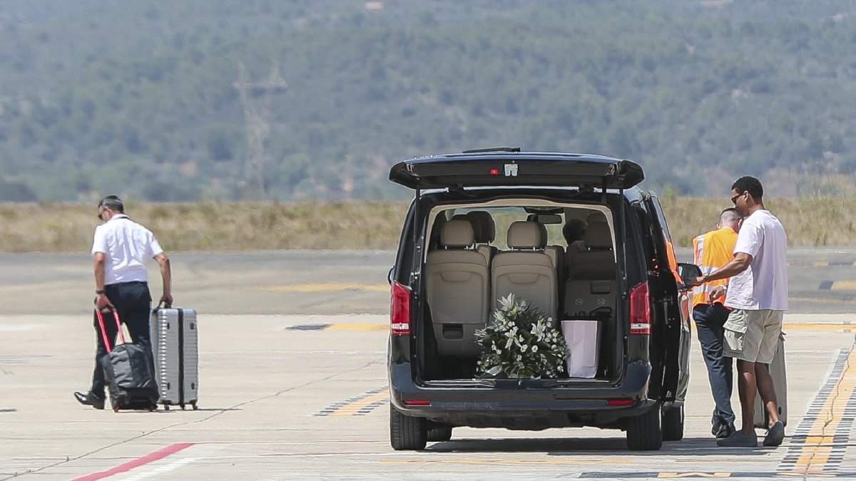 Isabel Pantoja, en el aeropuerto de Castellón tras el concierto.