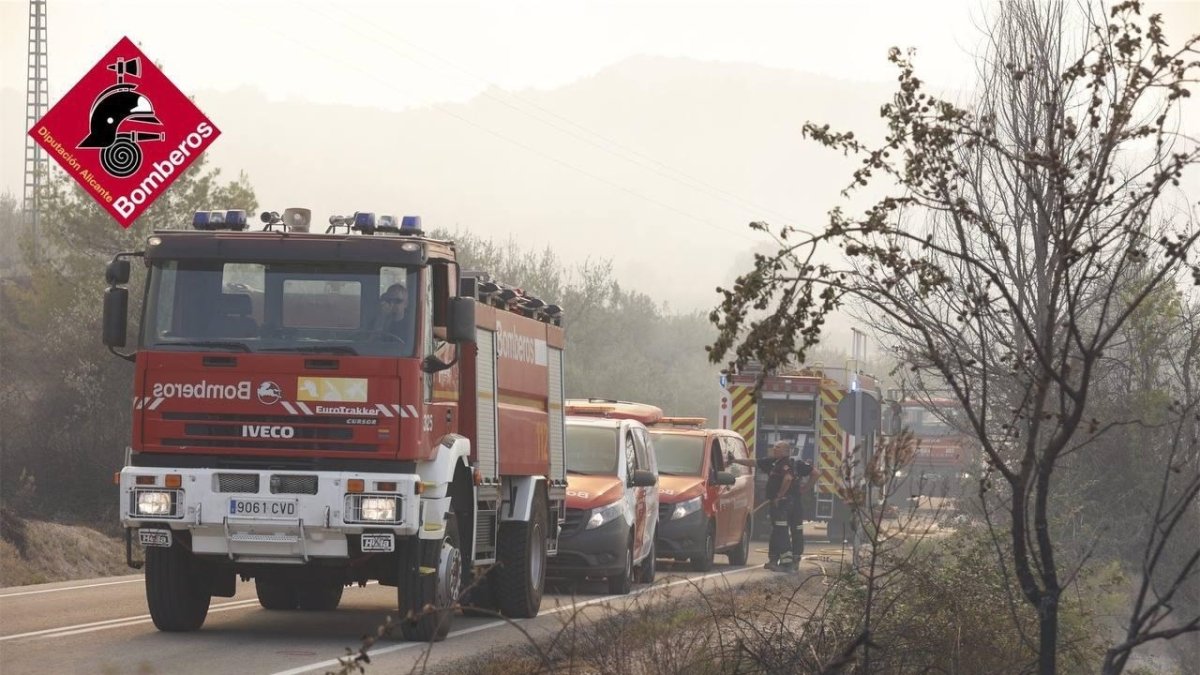 Camiones de bomberos en el incendio de Benasau