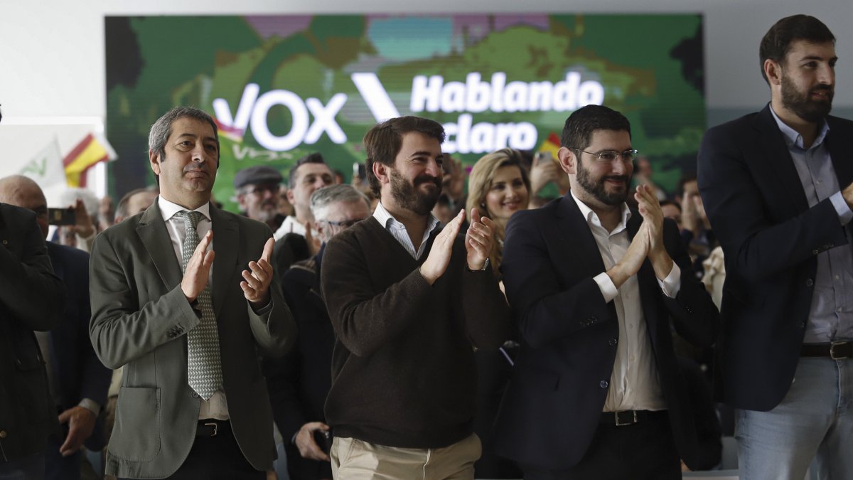 El ex vicepresidente valencia, Vicente Barrera, el  también vicepresidente de la Junta de Castilla y León, Juan García-Gallardo, y el presidente de Vox de Murcia y vicepresidente de la Región de Murcia, José Ángel Antelo (d), durante un acto público de precampaña, en el Auditorio Palacio de Congresos ‘Mar de Vigo’, a 28 de enero de 2024, en Pontevedra, Galicia (España). Se trata de la segunda jornada de Abascal en la precampaña de los comicios gallegos después de que el domingo pasado diera el pistoletazo de salida cuando dijo que espera que “suene la gaita” en esta cita electoral frente a un Partido Popular “acomodado en la mayoría absoluta”. El líder de Vox llega a Galicia un día después de haber sido reelegido presidente de Vox en la Asamblea General extraordinaria que su partido celebró ayer, 27 de enero, en Madrid. Ante la ausencia de otros candidatos, no hizo falta celebrar una votación y fue proclamado líder del partido automáticamente.
28 ENERO 2024;PP;PARTIDO POPULAR;VOX;PRECAMPAÑA;ELECCIONES;COMICIOS;AUTONÓMICAS;18F
Adrián Irago / Europa Press
(Foto de ARCHIVO)
28/1/2024