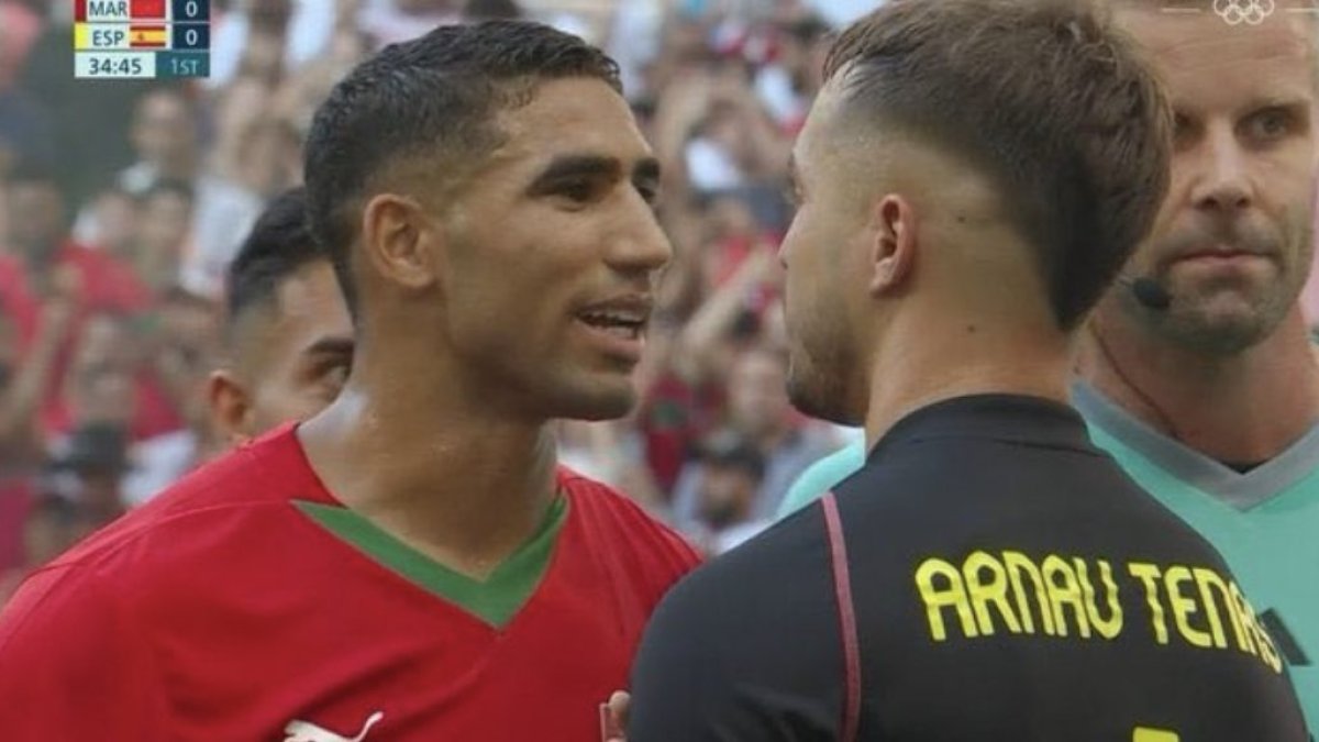 Achraf Hakimi y Arnau Tena, durante el encuentro España-Marruecos.