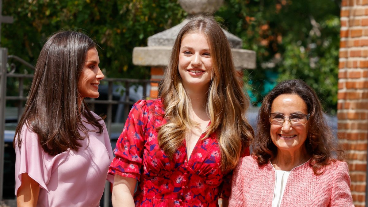 Doña Letizia, Leonor y Paloma Rocasolano durante la confirmación de Sofía, en mayo de 2023.