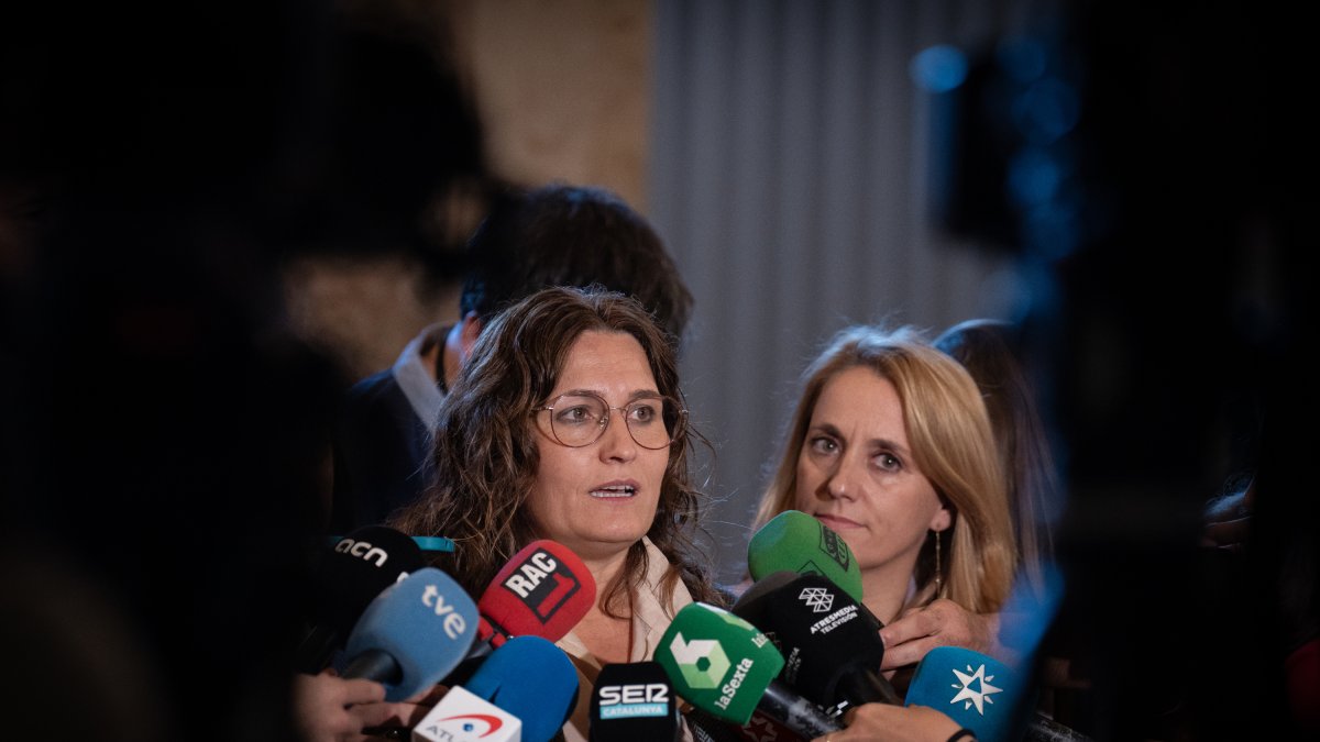 La consellera de la Presidència, Laura Vilagrà (i), y la consellera d'Economia i Hisenda, Natàlia Mas (d), atienden a los medios de comunicación sobre mejoras de la financiación autonómica.  Europa Press
(Foto de ARCHIVO)
25/10/2023