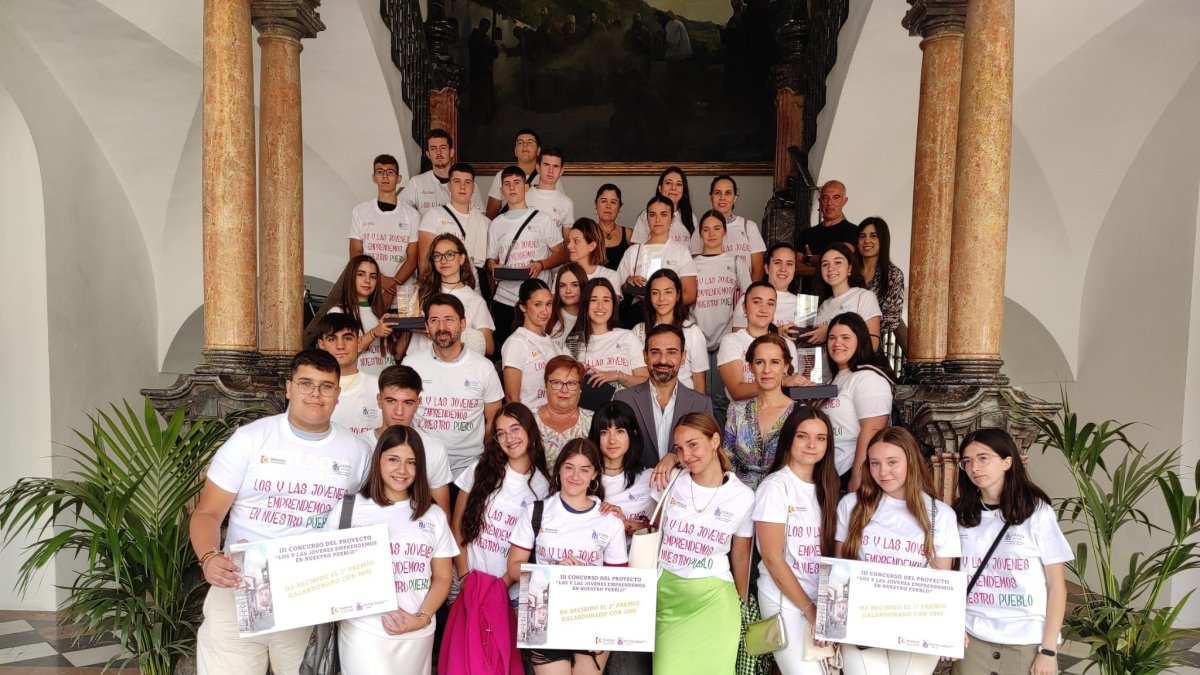 Jóvenes participando en talleres para incorporarse al mercado laboral.