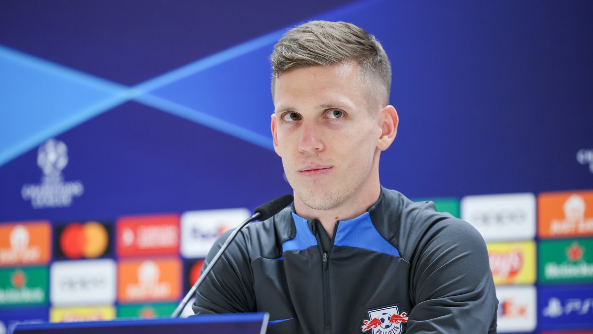 Dani Olmo, en una rueda de Prensa con el Leipzig