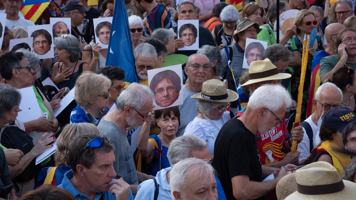 Decenas de personas durante la concentración para recibir al expresidente de la Generalitat Carles Puigdemont en el paseo Lluís Companys, a 8 de agosto de 2024, en Barcelona, Catalunya (España). Dicha concentración ha sido convocada por entidades independentistas, con la asistencia de Junts, ERC, CUP, ANC, Òmnium Cultural, CDR y Associació de Municipis per la Independència (AMI). Puigdemont tiene previsto asistir a este acto de bienvenida para después participar en el pleno de investidura del líder del PSC, casi 7 años después de instalarse en Bélgica por las consecuencias judiciales del 'procés', y con una orden de detención.
David Zorrakino / Europa Press
08/8/2024