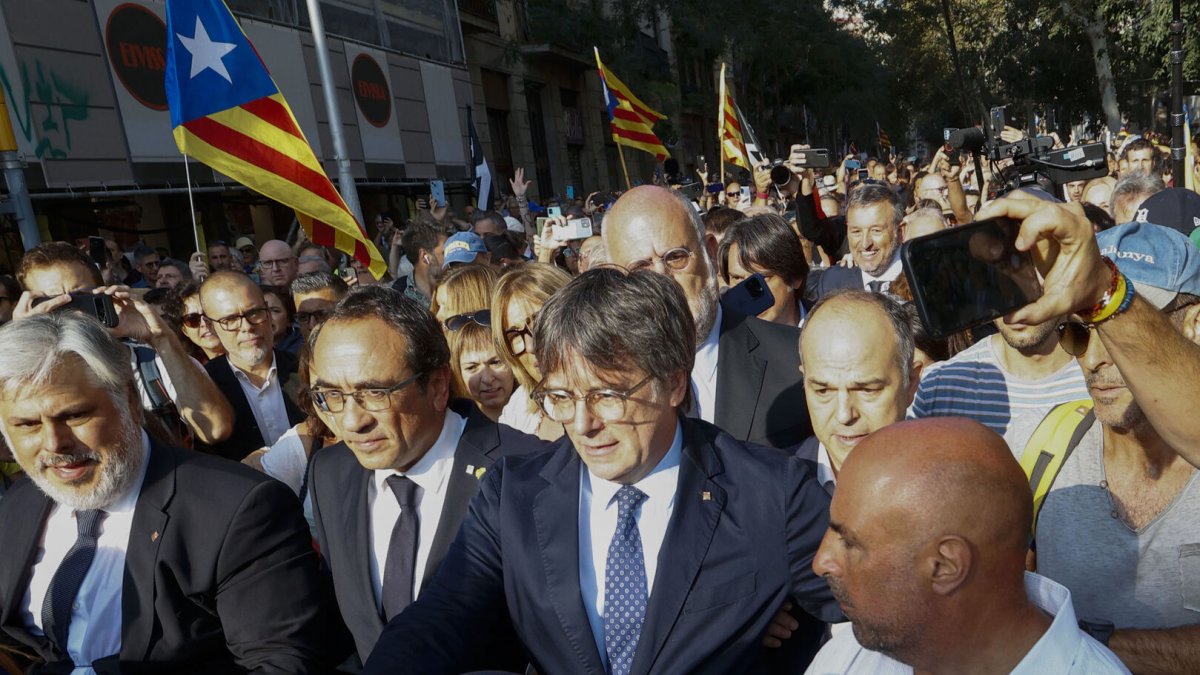 Carles Puigdemont en su reaparición rodeado de dirigentes de Junts