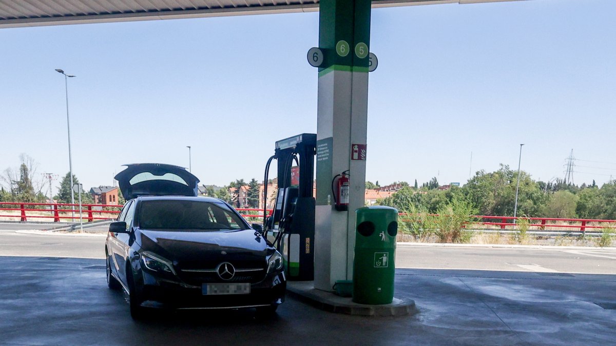 Un coche repostando en una gasolinera, a 1 de agosto de 2024, en Madrid (España). El precio de los carburantes en España ha proseguido esta semana su tendencia bajista y ha encadenado su tercera caída, abaratándose hasta un 0,6% en plena operación salida de agosto. En concreto, el precio medio del litro de gasoil se ha situado en los 1,483 euros, cayendo un 0,6% con respecto a los 1,492 euros de hace una semana, para retroceder a niveles de la última semana de junio después de tres semanas de bajadas, según los datos del Boletín Petrolero de la Unión Europea recogidos por Europa Press.
01 AGOSTO 2024;CARBURANTE;GASOLINA;DIESEL;BAJADA;RECURSOS;GASOLINERA;PIXELADA
Ricardo Rubio / Europa Press
01/8/2024