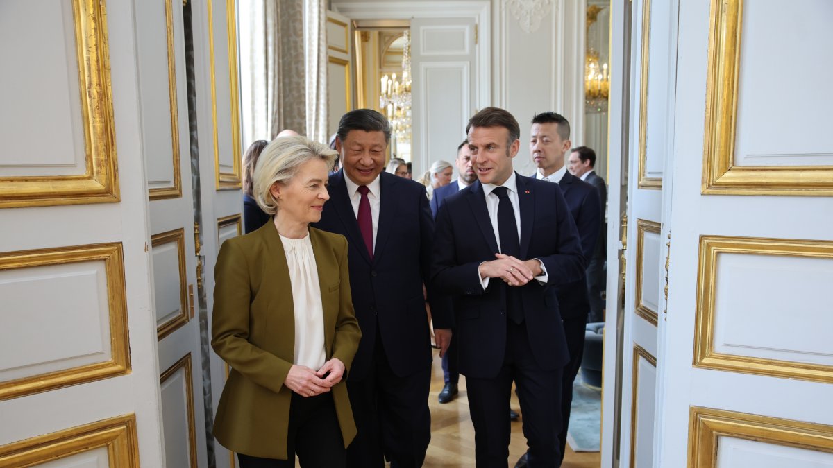 HANDOUT - 06 May 2024, France, Paris: French President Emmanuel Macron (R), European Commission President Ursula von der Leyen (L), and China's President Xi Jinping (C) arrive to attend a meeting at the Elysee presidential palace. Photo: Christophe Licoppe/European Commission/dpa - ATTENTION: editorial use only and only if the credit mentioned above is referenced in full
Christophe Licoppe/European Comm / DPA
(Foto de ARCHIVO)
06/5/2024 ONLY FOR USE IN SPAIN