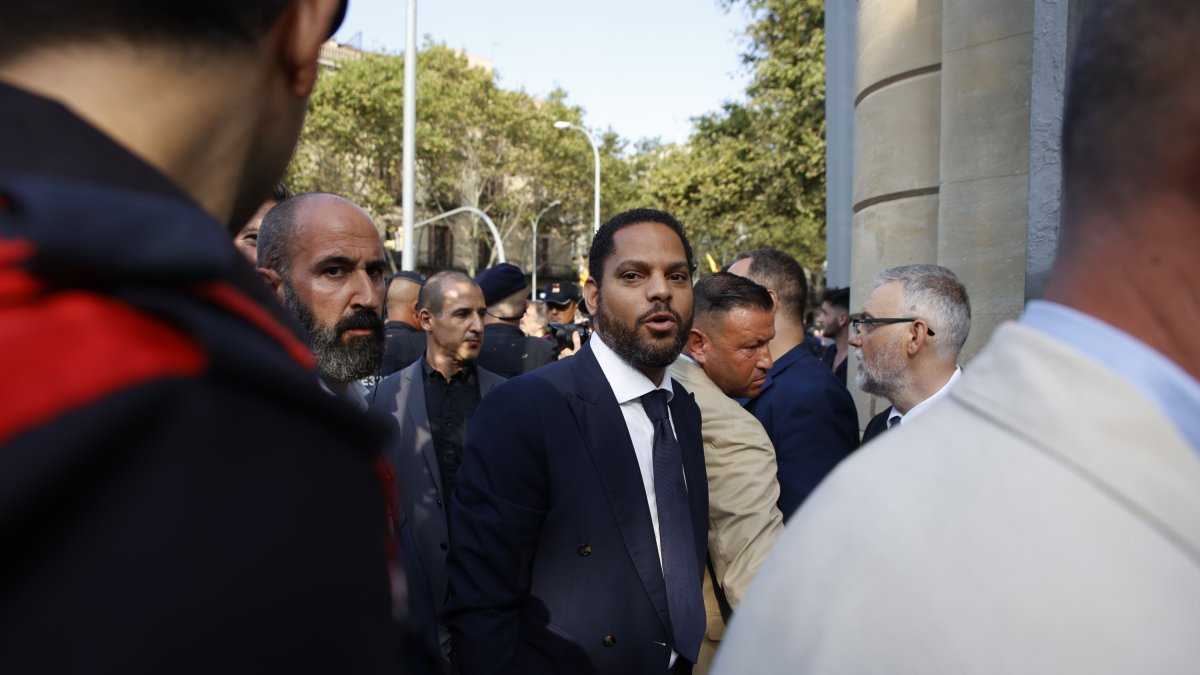 El presidente de VOX en el Parlament, Ignacio Garrig, durante una concentración de VOX en rechazo a la llegada de Puigdemont.