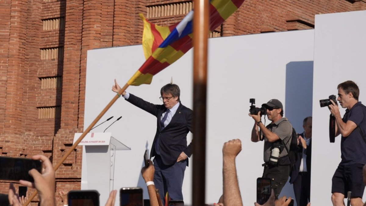 El expresidente de la Generalitat, Carles Puigdemont, antes de su intervención el pasado jueves en las calles de Barcelona.