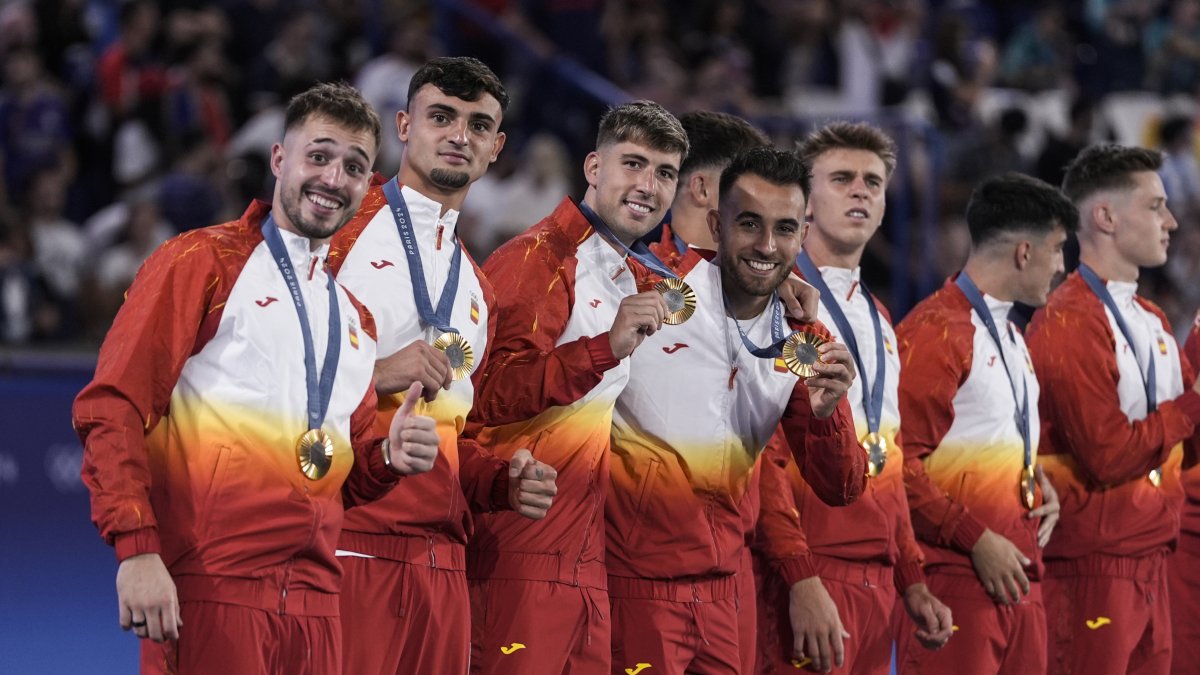 Los jugadores de la selección española de fútbol celebran su oro olímpico en París.