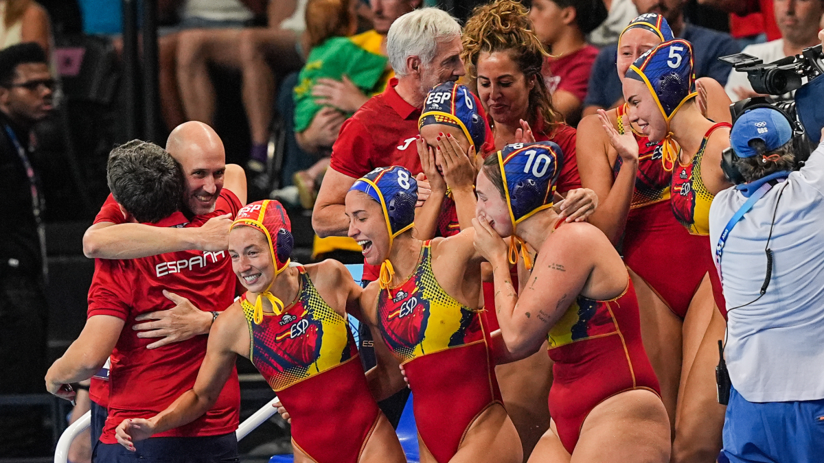 El equipo español celebra el oro olímpico conseguido en París nada más acabar la final contra Australia.